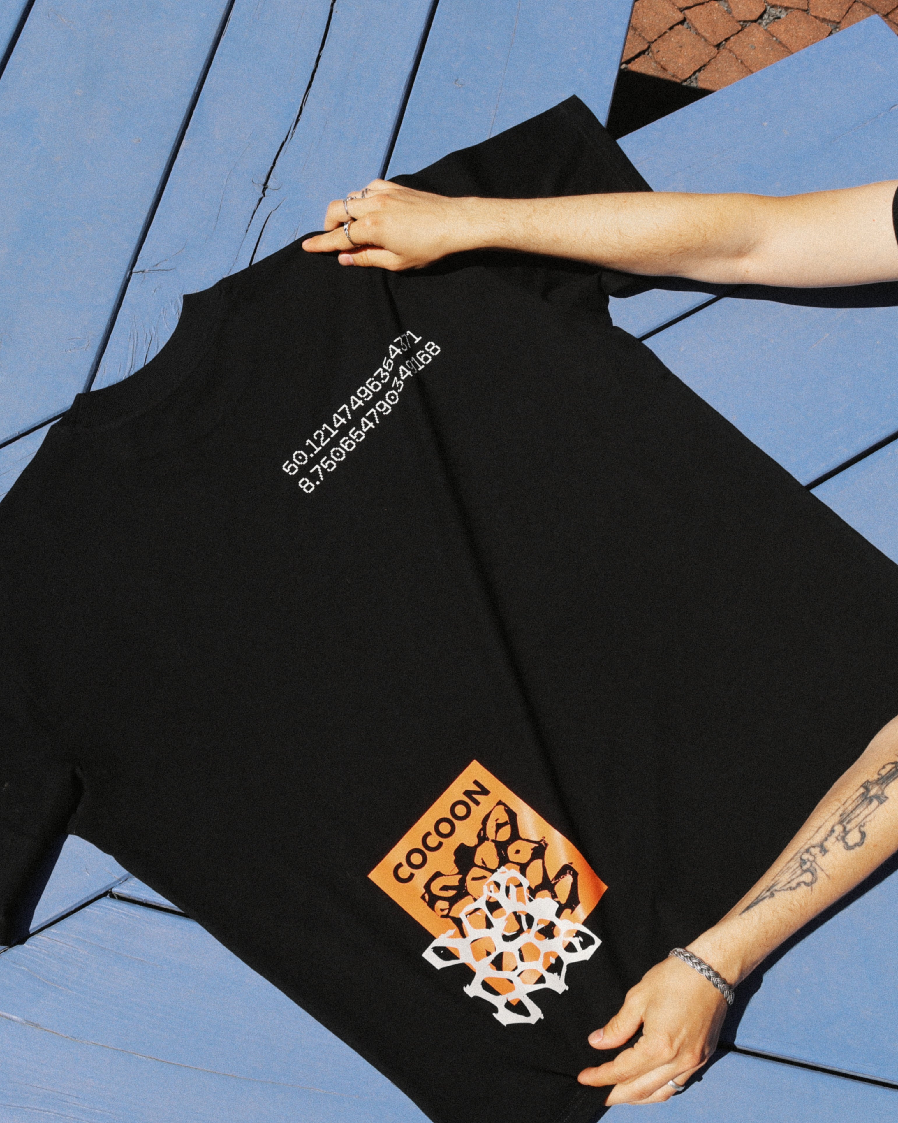Cocoon Address t-shirt reflective honeycomb graphic detail - Back View